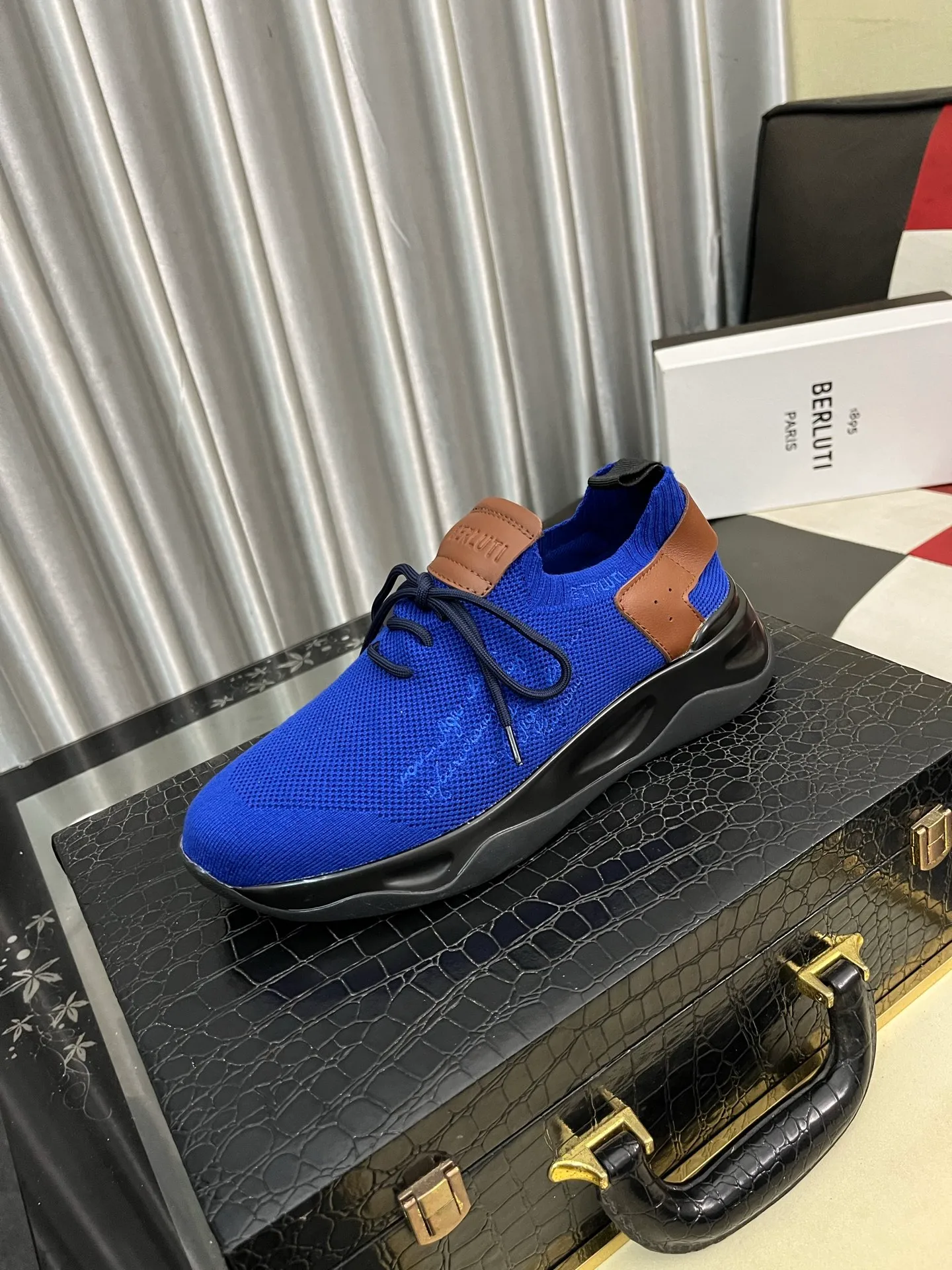 Men's Men's Shoes 💰400⌚️⌚️Berlut* France's top men's shoes, Berluti brand broke the rules in its first show and launched a new Edge shoe last. This model is hand-crafted with exquisite and fashionable fly-woven cowhide, a water-dyed cowhide lining, and an original color-blocked lightweight and wear-resistant rubber sole. This bold improvement of the iconic shoe last is of great significance to the creative work of its unique shape and edge width. On Alessandro shoes, this sharp-edged silhouette is made more see-through through Kris' bold and professional new Cloudy dyeing, making it classic and fashionable! Size: 38-46
